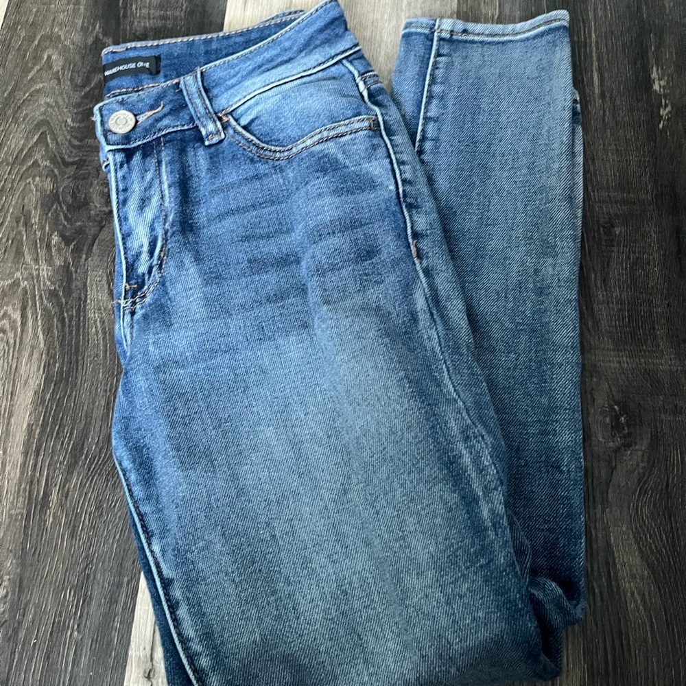 Blue Skinny Jeans with Zipper Fly and Classic Denim Style